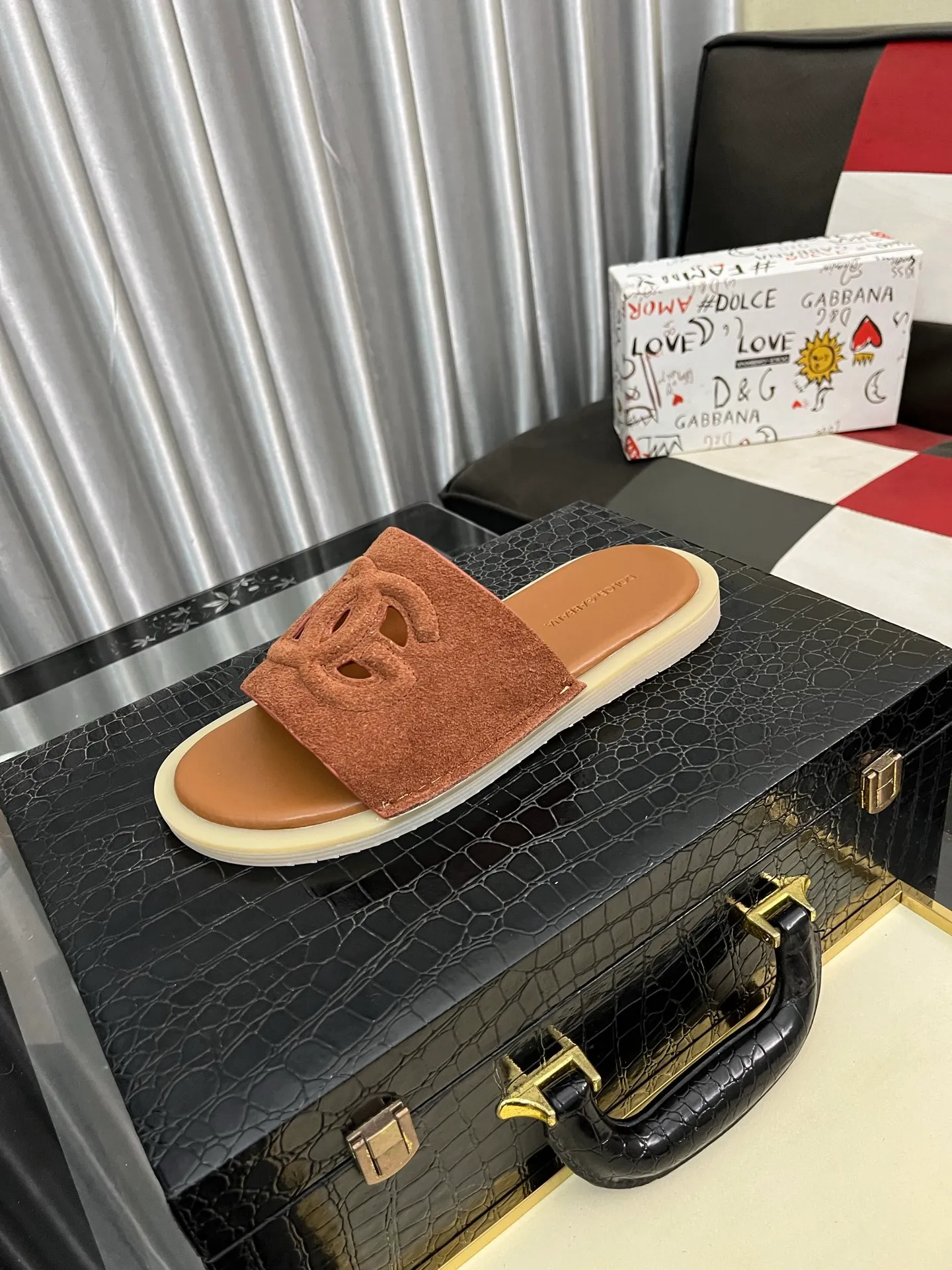 Men's Men's Shoes 💰340⌚️⌚️ (DG) The latest casual slippers are fashionable and versatile, and can add luster to various looks. Create an exquisite design with unique dynamic vitality and modern atmosphere, showing modern elegance. Size: 38-442️⃣Colors available